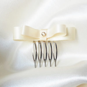 peigne de mariée nœud en satin ivoire clair et cristal swarovski