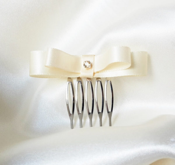 peigne de mariée nœud en satin ivoire clair et cristal swarovski