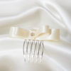 peigne de mariée nœud en satin ivoire clair et cristal swarovski