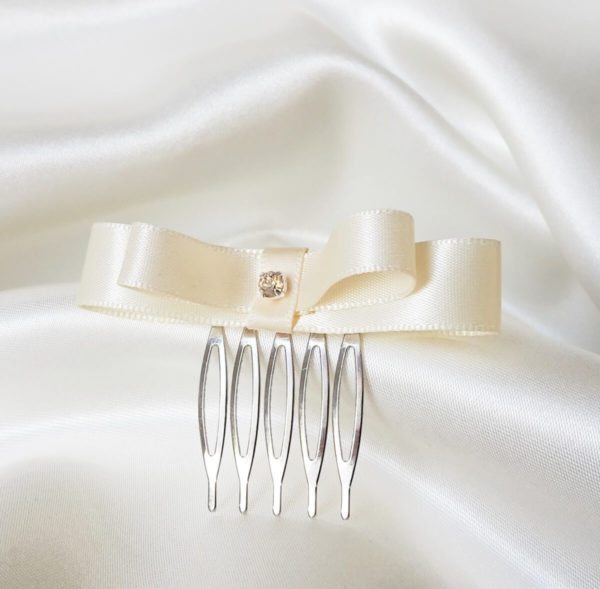 peigne de mariée nœud en satin ivoire clair et cristal swarovski