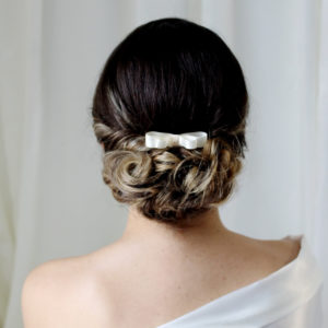 peigne de mariée nœud en satin ivoire clair et cristal swarovski