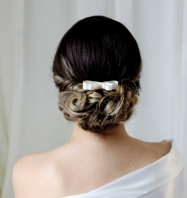 peigne de mariée nœud en satin ivoire clair et cristal swarovski