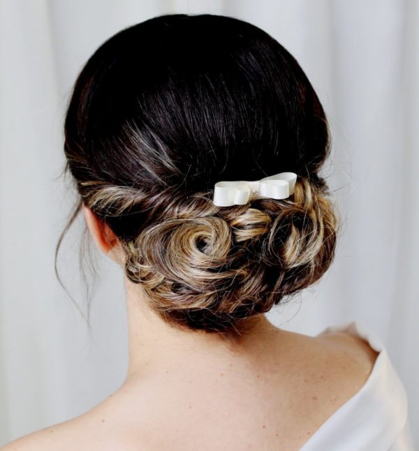 peigne de mariée nœud en satin ivoire clair et cristal swarovski