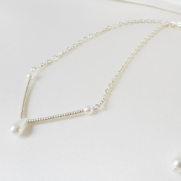 collier de mariée moderne chaine argentée, perles de rocaille, goutte et perles nacrées