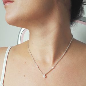 collier de mariée moderne chaine argentée, perles de rocaille, goutte et perles nacrées