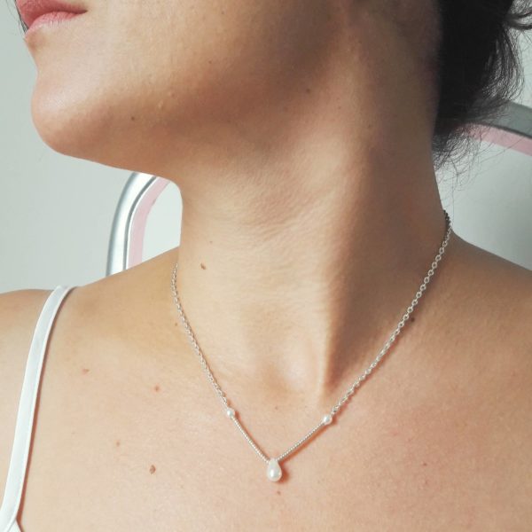 collier de mariée moderne chaine argentée, perles de rocaille, goutte et perles nacrées