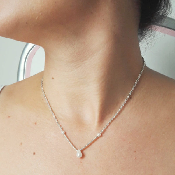 collier de mariée moderne chaine argentée, perles de rocaille, goutte et perles nacrées