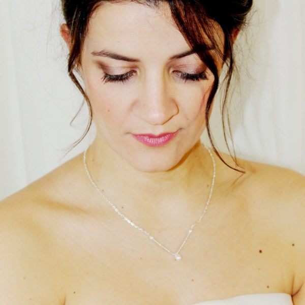 collier de mariée moderne chaine argentée, perles de rocaille, goutte et perles nacrées