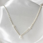 collier de mariée moderne chaine argentée, perles de rocaille, goutte et perles nacrées