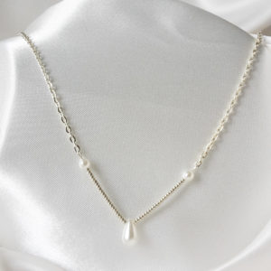 collier de mariée moderne chaine argentée, perles de rocaille, goutte et perles nacrées