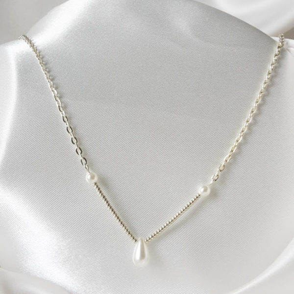 collier de mariée moderne chaine argentée, perles de rocaille, goutte et perles nacrées