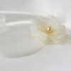 collier-ras de cou-mariée-organza collier de mariée ras de cou bohême chic en organza ivoire, fleur organza et perle nacrée