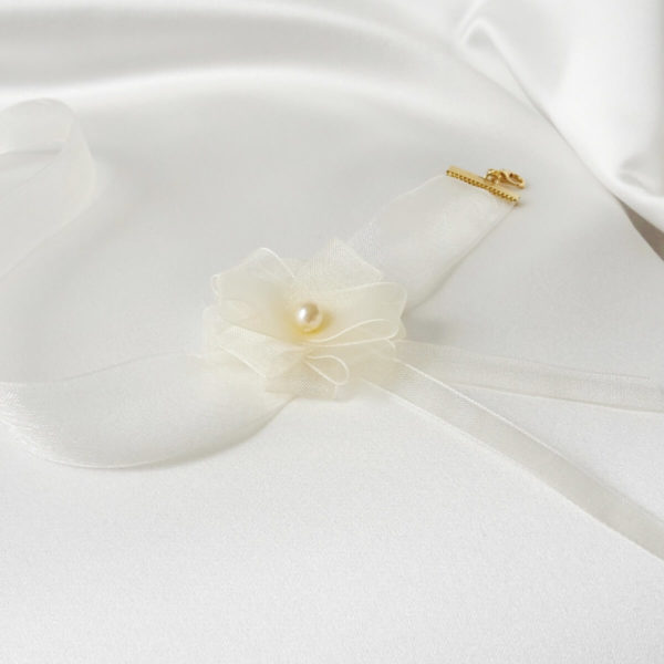 collier-ras de cou-mariée-organza collier de mariée ras de cou bohême chic en organza ivoire, fleur organza et perle nacrée