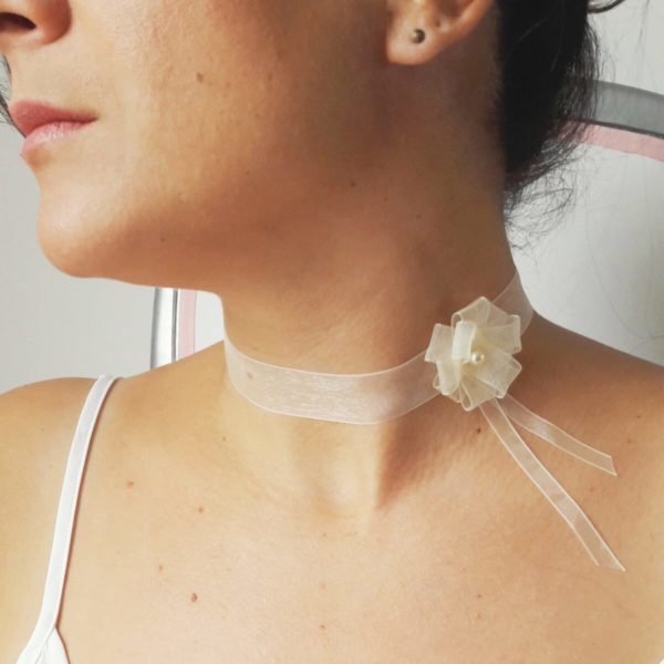 collier-ras de cou-mariée-organza collier de mariée ras de cou bohême chic en organza ivoire, fleur organza et perle nacrée