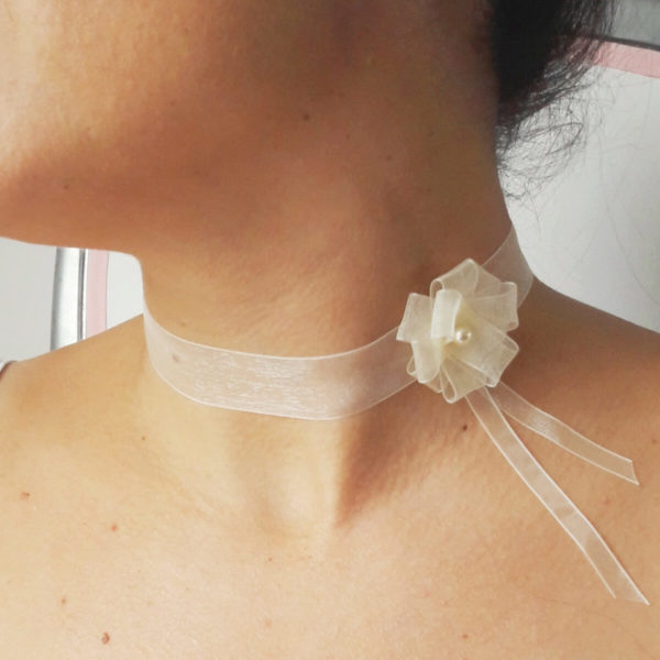 collier-ras de cou-mariée-organza collier de mariée ras de cou bohême chic en organza ivoire, fleur organza et perle nacrée