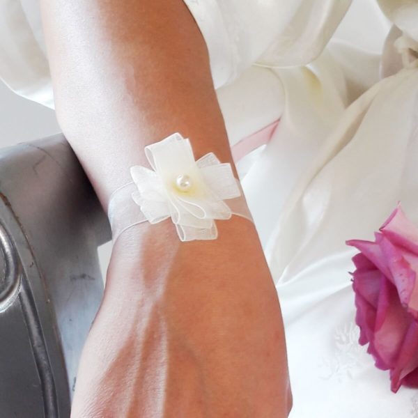 bracelet de mariée ras de cou bohême chic en organza ivoire, fleur organza et perle nacrée