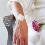 bracelet de mariée ras de cou bohême chic en organza ivoire, fleur organza et perle nacrée