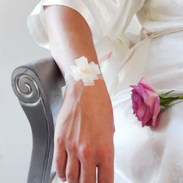 bracelet de mariée ras de cou bohême chic en organza ivoire, fleur organza et perle nacrée