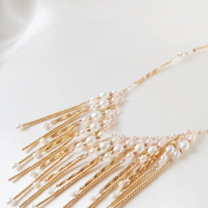 sautoir de dos perles et chaines dorées rose pour robe de mariée décolletée dans le dos