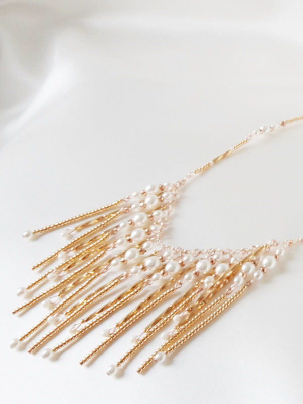 collier-dos-mariée-original-doré-rose sautoir de dos perles et chaines dorées rose pour robe de mariée décolletée dans le dos