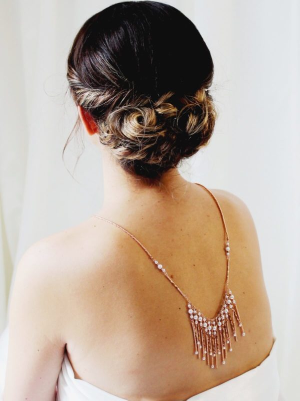 collier-dos-mariée-original-doré-rose sautoir de dos perles et chaines dorées rose pour robe de mariée décolletée dans le dos