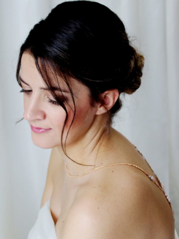 collier-dos-mariée-original-doré-rose sautoir de dos perles et chaines dorées rose pour robe de mariée décolletée dans le dos