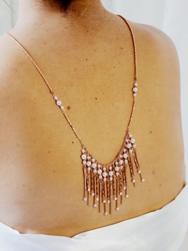 collier-dos-mariée-original-doré-rose sautoir de dos perles et chaines dorées rose pour robe de mariée décolletée dans le dos