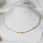 collier de mariée minimaliste perles de rocailles opales dorées et perles à facettes