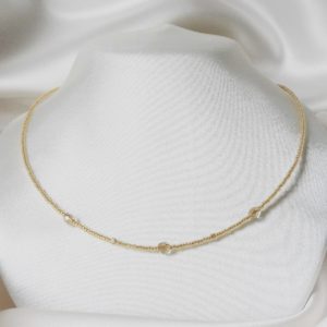 collier de mariée minimaliste perles de rocailles opales dorées et perles à facettes