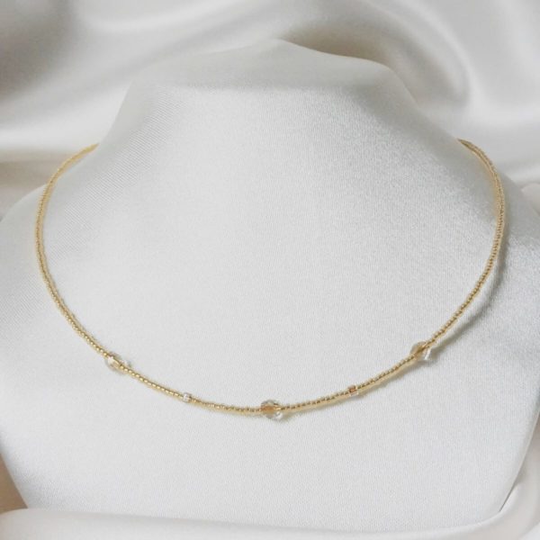 collier de mariée minimaliste perles de rocailles opales dorées et perles à facettes