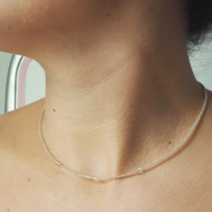 collier de mariée minimaliste perles de rocailles opales dorées et perles à facettes