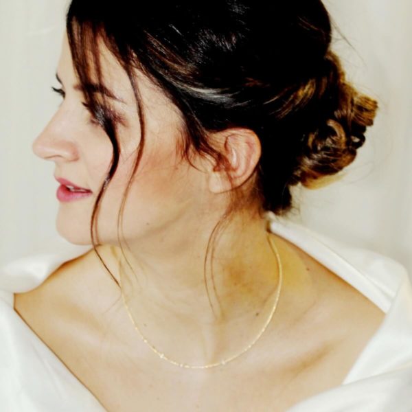 collier de mariée minimaliste perles de rocailles opales dorées et perles à facettes