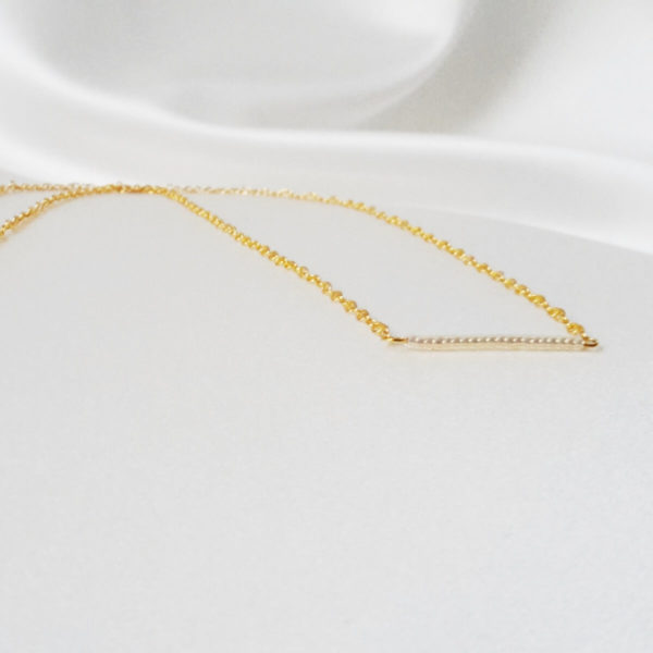 collier de mariée minimaliste intemporel perles de rocailles et chaine dorée