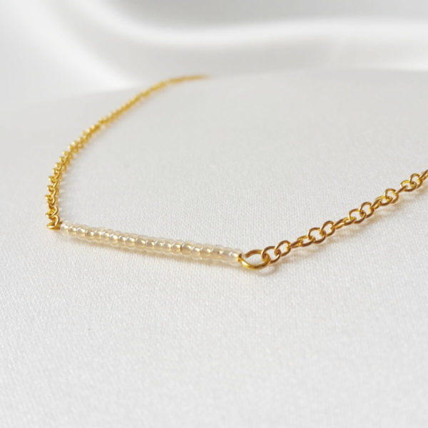 collier de mariée minimaliste intemporel perles de rocailles et chaine dorée