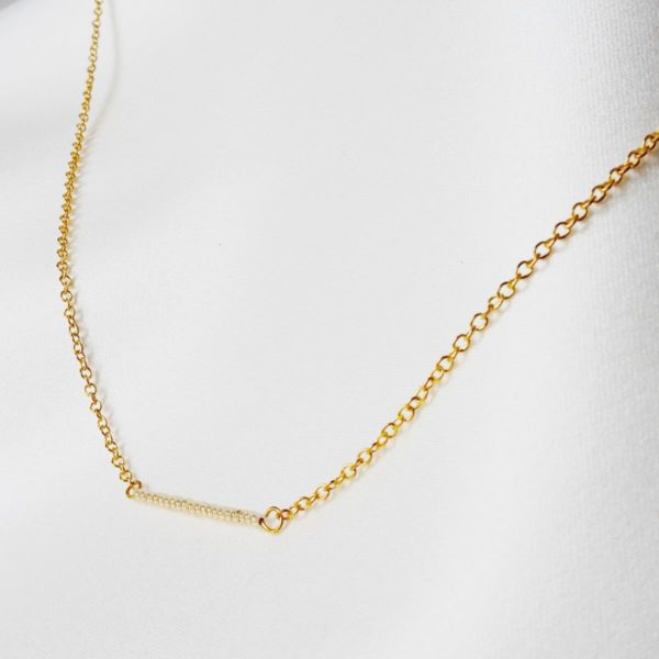 collier de mariée minimaliste intemporel perles de rocailles et chaine dorée