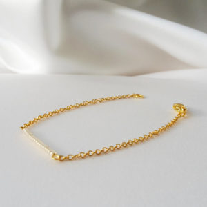 bracelet de mariée minimaliste intemporel perles de rocailles et chaine dorée