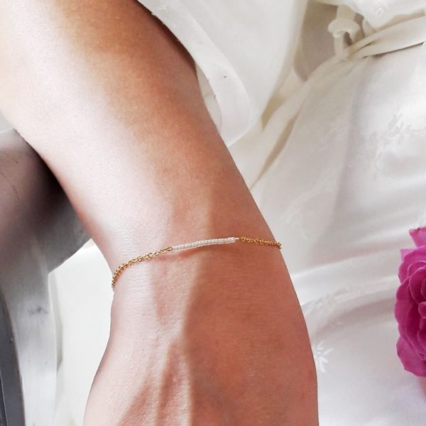 bracelet de mariée minimaliste intemporel perles de rocailles et chaine dorée