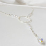 collier de mariée pour robe de mariée décolleté en v , fine chaine argentée et perles à facettes irisées