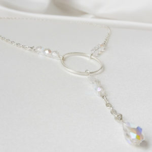 collier de mariée pour robe de mariée décolleté en v , fine chaine argentée et perles à facettes irisées