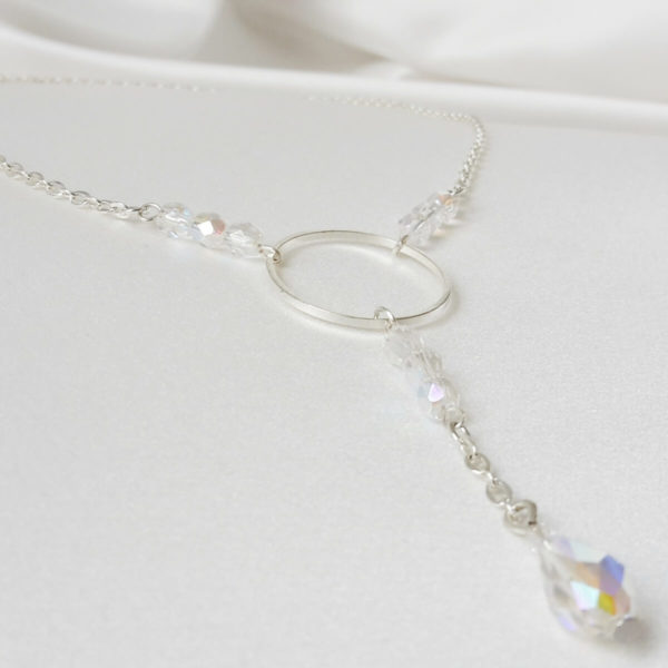 collier-mariée-simple-strass collier de mariée pour robe de mariée décolleté en v , fine chaine argentée et perles à facettes irisées