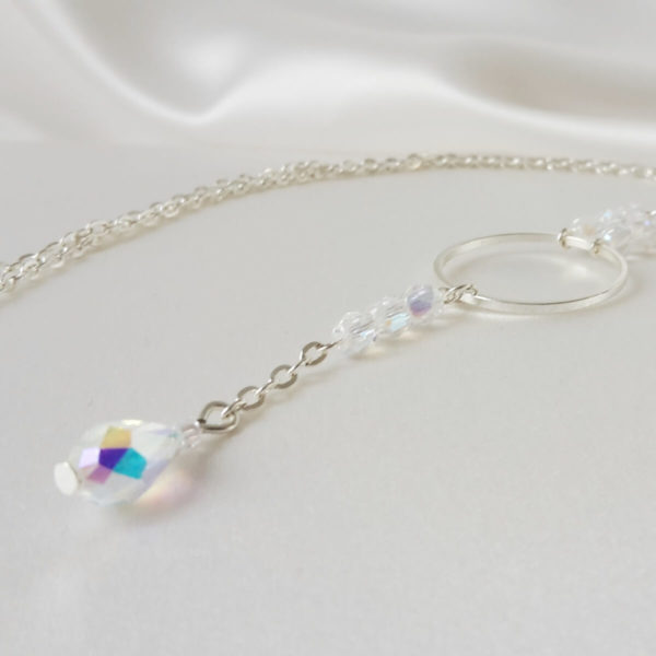 collier-mariée-simple-strass collier de mariée pour robe de mariée décolleté en v , fine chaine argentée et perles à facettes irisées