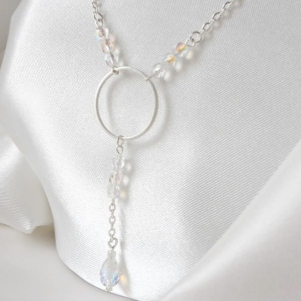 collier-mariée-simple-strass collier de mariée pour robe de mariée décolleté en v , fine chaine argentée et perles à facettes irisées