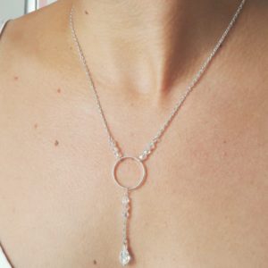 collier de mariée pour robe de mariée décolleté en v , fine chaine argentée et perles à facettes irisées