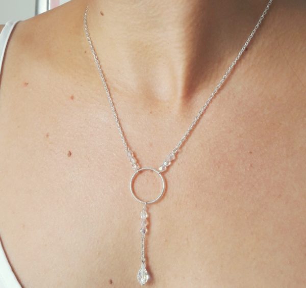 collier-mariée-simple-strass collier de mariée pour robe de mariée décolleté en v , fine chaine argentée et perles à facettes irisées