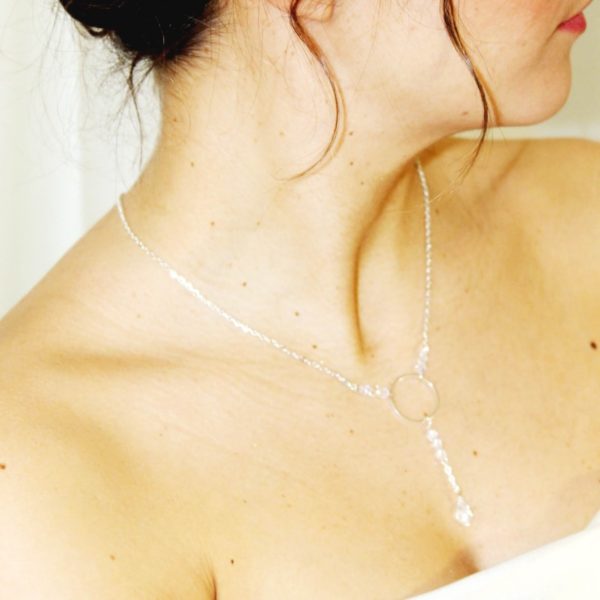 collier-mariée-simple-strass collier de mariée pour robe de mariée décolleté en v , fine chaine argentée et perles à facettes irisées