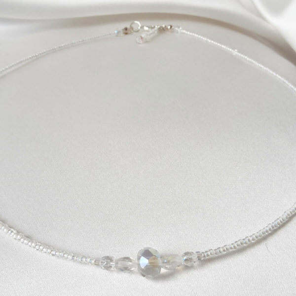 collier-mariée-simple-perles collier de mariée intemporel perles de rocailles et perles à facettes irisées