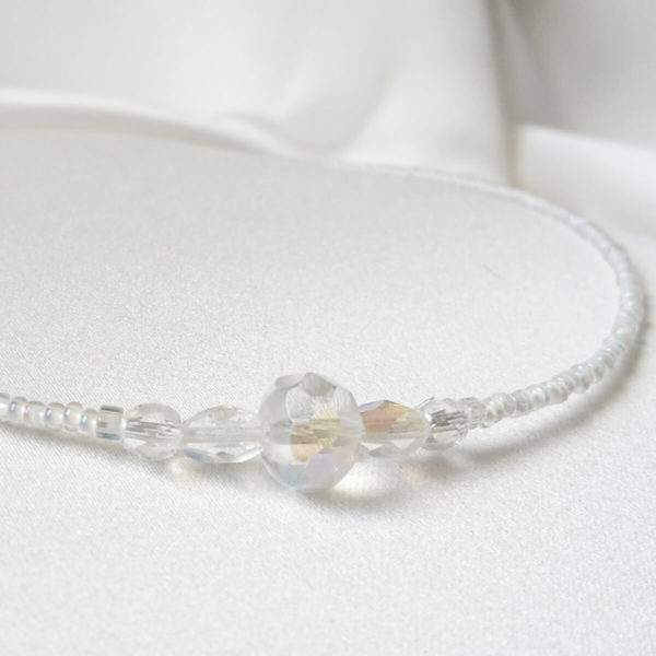 collier-mariée-simple-perles collier de mariée intemporel perles de rocailles et perles à facettes irisées