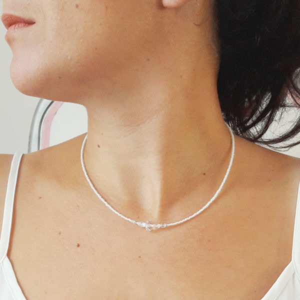 collier-mariée-simple-perles collier de mariée intemporel perles de rocailles et perles à facettes irisées