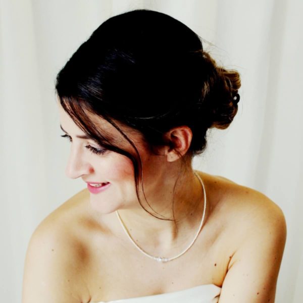 collier-mariée-simple-perles collier de mariée intemporel perles de rocailles et perles à facettes irisées