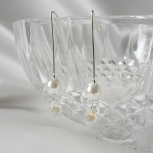 boucles d'oreilles de mariée argentées perles nacrée et goutte de verre irisée